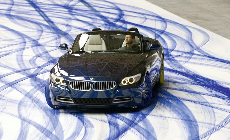 Illustration for article titled 2010 BMW Z4 Plays With Paint In Massive Art Piece